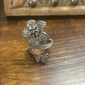 Elegant Silver Floral Ring